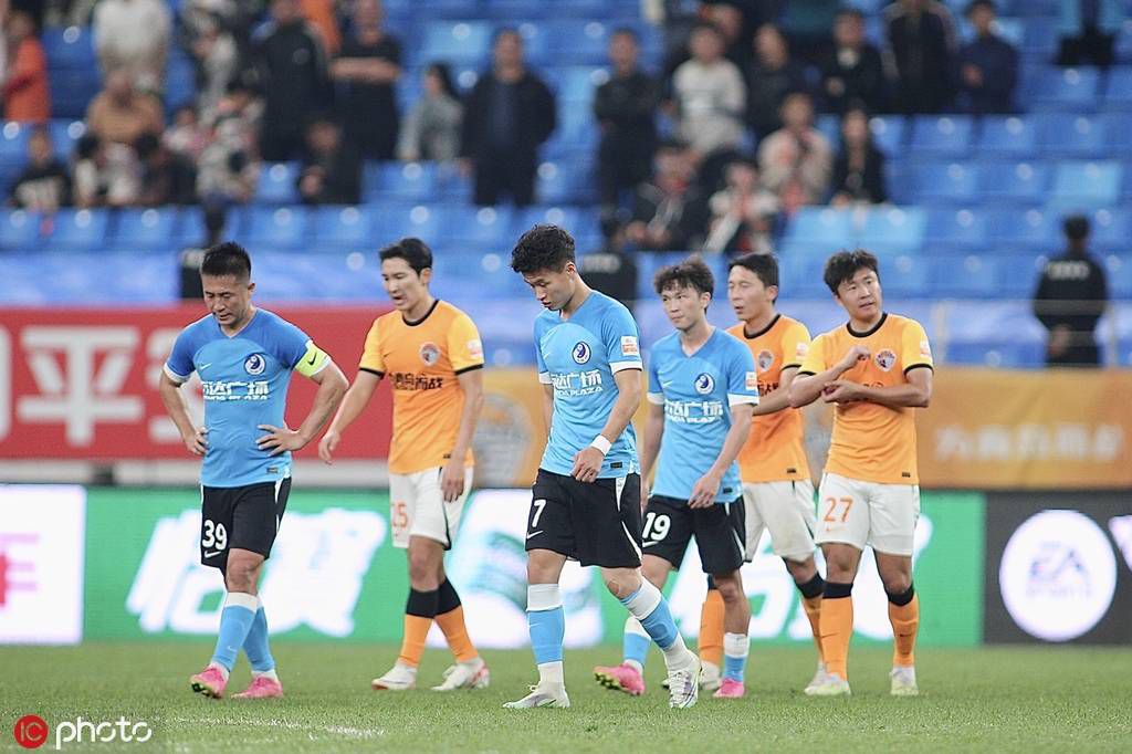曼城vs热刺补时第4分钟，曼城快速反击时，哈兰德被踢倒，裁判第一时间示意比赛继续。
